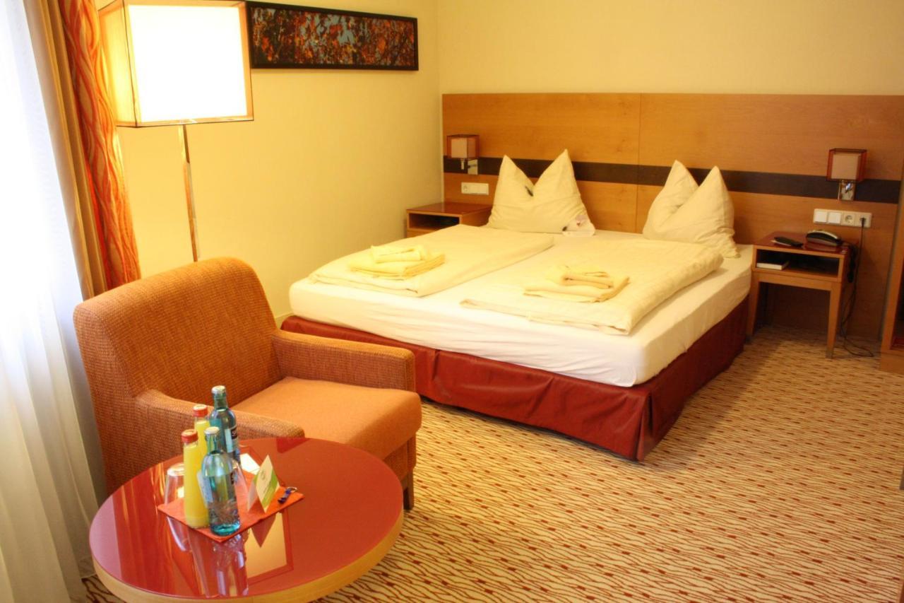 פרידריכסדורף Taunustagungshotel מראה חיצוני תמונה